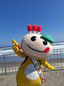 水鉄砲を手に持つかまたんの写真