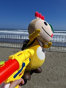 水鉄砲でうたれそうになってビックリしているかまたんの写真