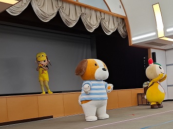 ステージで歌うはこちゃん、踊るふくちゃんとかまたんの写真