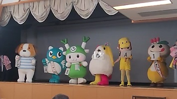 それぞれ文字が書いたパネルを持つキャラクター達の写真