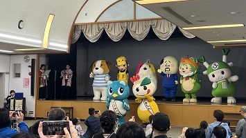 キャラクターが大集合するフィナーレの写真