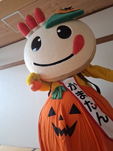 ハロウィン衣装を着たかまたんの写真