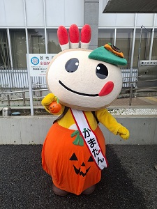 市役所前でハロウィン衣装を着たかまたんの写真