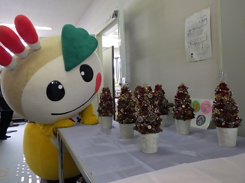 展示作品を見つめるかまたんの写真