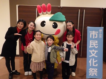 出演者のみなさんとかまたんの写真