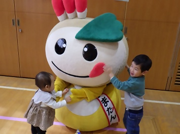 かまたんと子ども達のふれあいの様子の写真