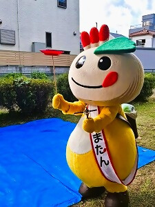 皿回しをしているかまたんの写真