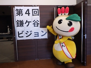 ホールの入り口にいるかまたんの写真