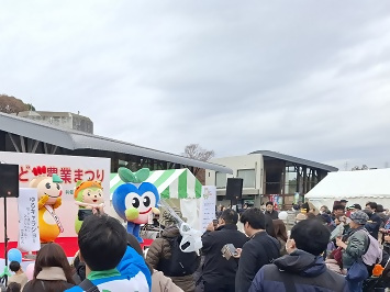 盛り上がるステージ前のお客さんたちの写真