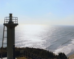 海と灯台の写真