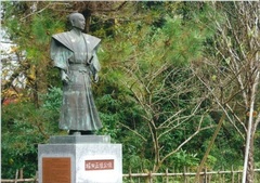 侍の銅像の写真