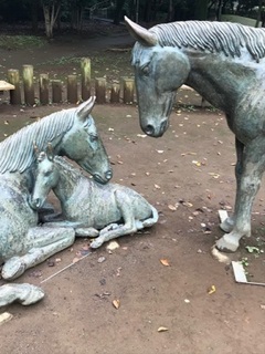 馬の親子の銅像の写真