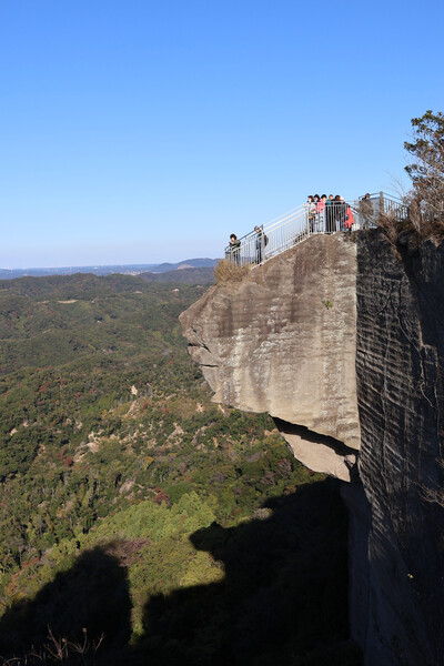 鋸山の地獄のぞきから景色を見下ろす人々の写真