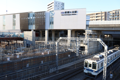新鎌ケ谷駅周辺の建設工事の様子や電車が通過する様子の写真
