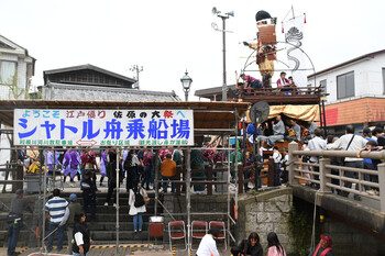 香取市の川岸通りにあるシャトル舟乗り場が人々で賑わう様子の写真