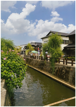 香取市佐原の江戸時代から残る川沿いの町並みの写真