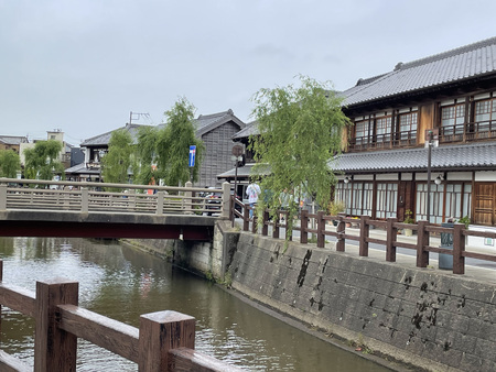 香取市佐原の江戸時代から残る川沿いの町並みと橋の写真