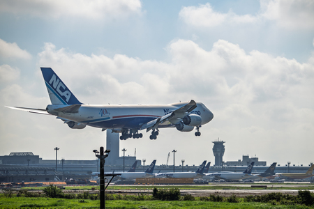 成田国際空港の滑走路の上で飛行機が浮かび上がる様子の写真