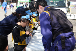 こどもたちが警察のお仕事体験をしている写真