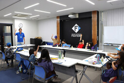 こどもたちが授業を受けている写真