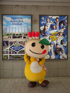 かまたんとかますたのポスターが壁に貼ってある写真
