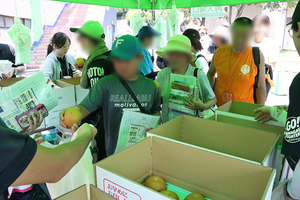 梨配布の様子の写真