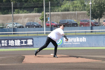 市長がボールを投げた写真