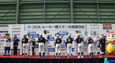 新人選手に花束を贈呈している様子の写真