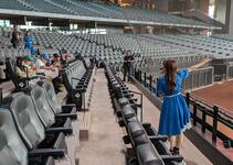 球場の説明を熱心に聞いている様子（写真）