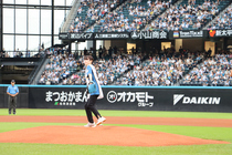 市長による始球式の写真