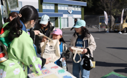 抽選会で景品をお渡ししている様子(写真)