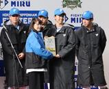市長が新人選手から転入届を受け取る様子(写真)