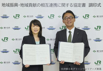 芝田市長とJR東日本グリーンウォリアーズ東葛代表者とのツーショット写真