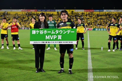 MVP賞授与式で、ゴールを決めた久保藤次郎選手にMVP賞を贈る市長(写真)