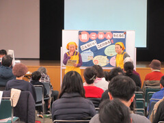 食生活改善サポーターによる朝ごはんの啓発をする様子(写真)