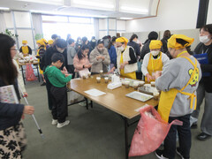 食生活改善サポーターによるみそ玉作りの様子(写真)