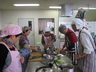 健康づくり料理教室の様子（写真）