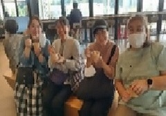 道の駅で4人の女性が笑顔で座っている写真
