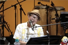 市内在住音楽家 ヒトヨシノビタさん(写真)