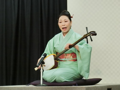 ふじもとしばひろさんの演奏のようす(写真)