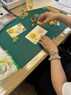 消しゴムはんこを使って絵手紙を作っています。