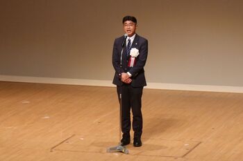 写真1 閉会の挨拶をする松戸市長