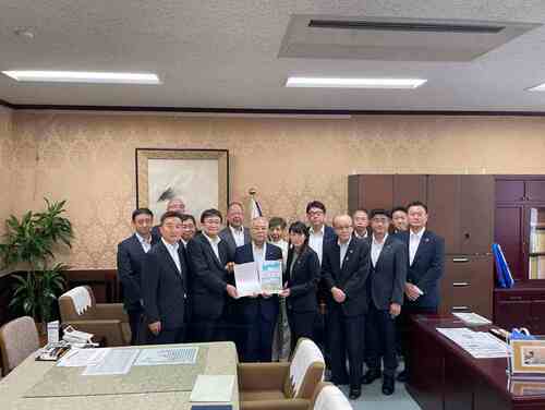財務省　横山　信一　財務副大臣への要望活動の写真