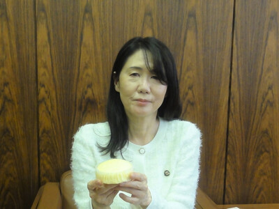鎌ケ谷市長が梨ジャム蒸しケーキを試食する様子