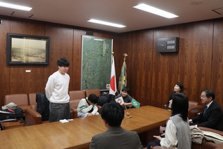 表敬訪問で生徒が立って話している様子（写真）
