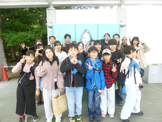 葛西臨海水族園訪問時に、みんなで集合写真をとっている様子（写真）