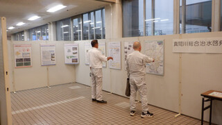 鎌ケ谷市役所一階の市民ホールで、展示をしている様子(写真)