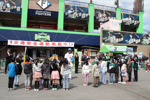 一日警察署長に敬礼をする子どもたちの写真