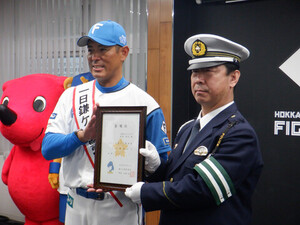 一日警察署長に委嘱状を渡した写真