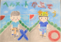 自転車を乗る際に ヘルメットをかぶっている女の子とヘルメットをかぶっていない男の子を比較し かぶることを推奨する絵
